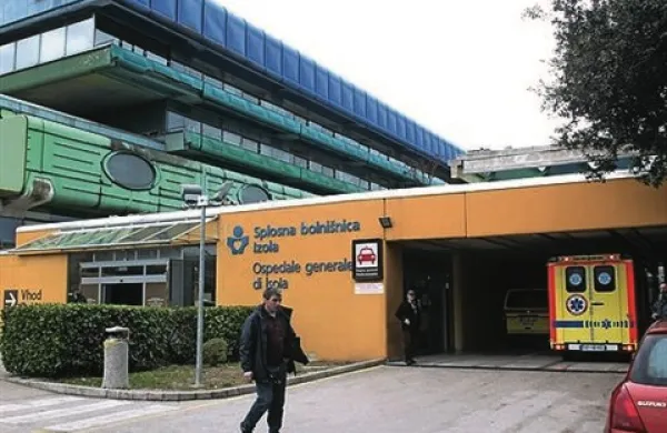 Splošna bolnišnica Izola je že od jutra prizorišče kriminalistične preiskave, kriminalisti pa so bili tudi na domu direktorja Janija Derniča ter v podjetjih Timus, Diaport in Siservis