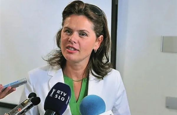 Alenka  Bratušek je danes po seji vlade dejala, da je  “popolnoma neprimerno, da kateri koli funkcionar kandidira za mesto v gospodarski družbi”