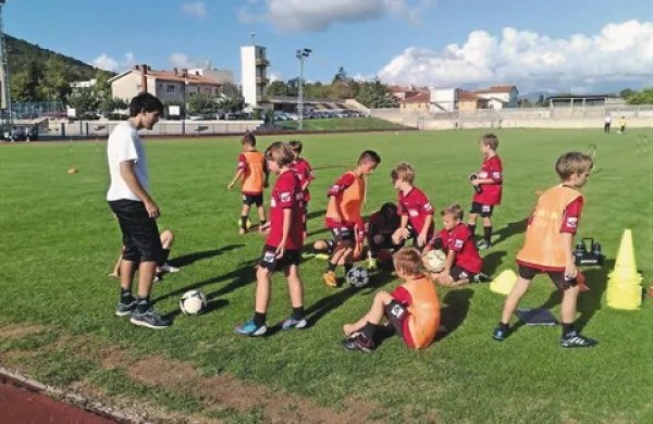 Trening ekipe mlajših dečkov mladinskega nogometnega društva Tabor na domačem stadionu v Sežani