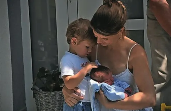 Prvak stranke SDS Janez Janša je na svojem Facebook profilu objavil fotografijo, na kateri je njegova žena Urška Bačovnik Janša ter njuna dva sinova Črtomir in najmlajši Jakob
