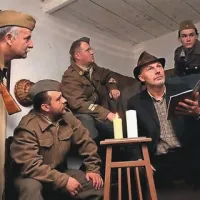 Igrani prizor iz dokumentarno-igranega filma Primorska himna:  partizani poslušajo Zorina; ta jim prebira pesem, ki je postala primorska himna