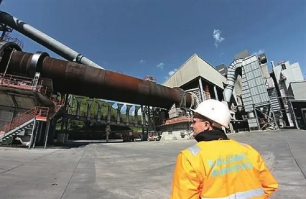 V podjetju, ki še vedno občuti močan upad gradbene dejavnosti v Sloveniji in zato usmerja napore predvsem v večji izvoz in večje aktivnosti na domačem trgu, je trenutno zaposlenih 165 delavcev