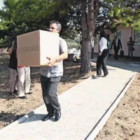 Kriminalisti bodo dokaze, ki so jih iz računovodske službe SBI odnesli v kartonasti škatli, temeljito pregledali 