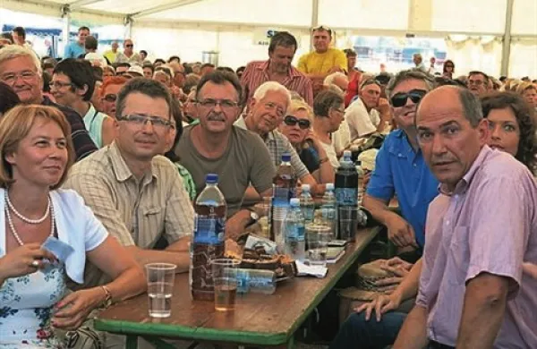 V stranki SDS v odzivu na izjave predsednika SD Igorja Lukšiča, da močna parlamentarna stranka sodeluje pri obujanju spomina na domobranstvo, poudarjajo, da ničesar ne obujajo