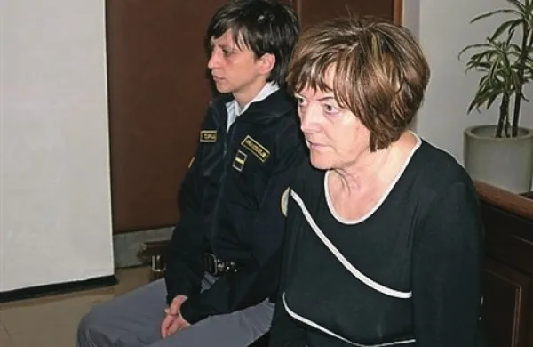 Hilda Tovšak, ki je trenutno na prestajanju zaporne kazni, se zaradi zdravstvenih razlogov danes ni udeležila predobravnavnega naroka na Okrožnem sodišču v Mariboru, kjer se je začela razpletati zgodba o domnevnem nedovoljenem dajanju in prejemanju