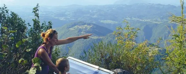 Na planoti je kar nekaj razglednih točk, od koder se odpira prelep razgled daleč naokoli