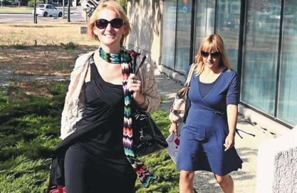 Ksenija Korče (na fotografiji desno, levo odvetnica Barbara Korošec) na koprskem delovnem sodišču zahteva vrnitev na delovno mesto ravnateljice postojnskega vrtca, od koder je bila lani zaradi ponarejenega potrdila o nazivu mentor razrešena 