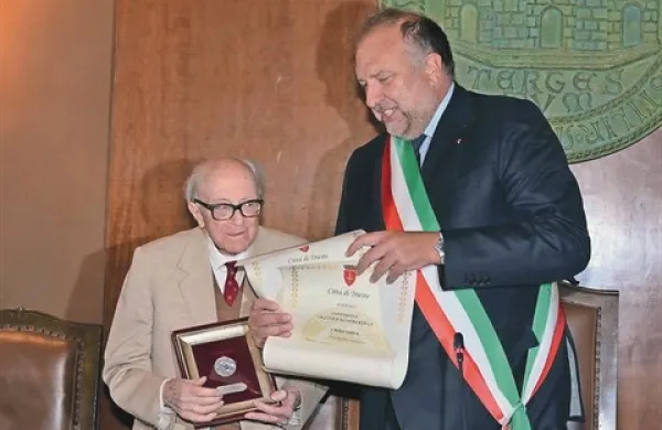Odlikovanje, s katerim se je uradni Trst poklonil velikanu literature 20. stoletja,  je Borisu Pahorju  vročil tržaški župan Roberto Cosolini, v sejni dvorani občinskega sveta pa je bučalo zaradi stoječih ovacij