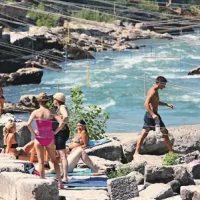 Večjo tablo z opozorilom, da je lahko kopanje v Soči tudi nevarno, bodo do 1. septembra namestili tik ob vodi
