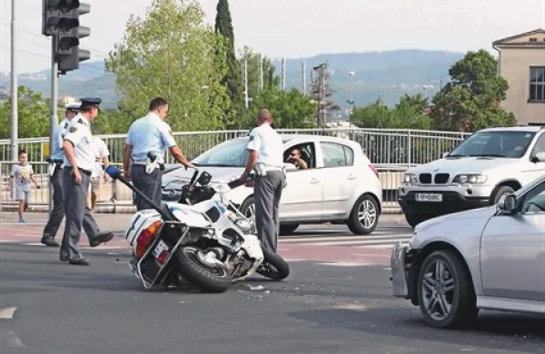 Trčila avto in policijski motor