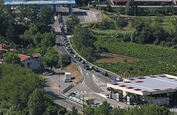 Na mejnem prehodu Dragonja je za izstop iz Slovenije potrebno čakati 50 minut