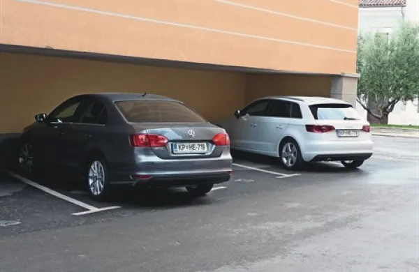 Na parkirišču za koprsko občino sta  parkirana dva nova avtomobila: VW jetta in audi A3