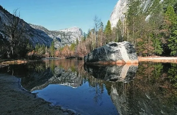 Obsežen gozdni požar, ki pustoši po ameriški zvezni državi Kalifornija, je dosegel tudi znameniti narodni park Yosemite, so v petek sporočili upravljavci parka