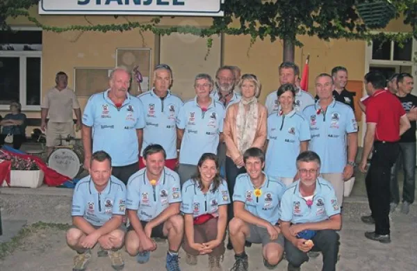 Tudi ministrica za Slovence v zamejstvu in tujini si je upala med Kraške gade