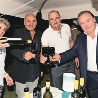 Ornella Venica iz Dolenjega na skrajnem zahodnem robu italijanskega dela Brd je ponudila njihovo rebulo soprogo Gianniju, portoroškemu hotelirju in gostincu Matetu Matjažu-Tomiju in direktorju portoroškega Turističnega združenja Jadranu Furlaniču (z