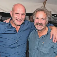 Na prireditvi sta bila dobro razpoložena vinar Aleš Kristančič (Movia) in Francesco Razzetti (levo), organizator Full Moon Partyja 