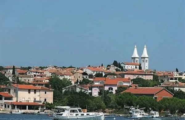 Hrvaška policija v Pulju bo kazenska ovadila tri delavce nekega gostinskega lokala v Medulinu, ker naj bi izsiljevali denar od dveh nemških turistov, enega od njiju pa so nato tudi pretepli