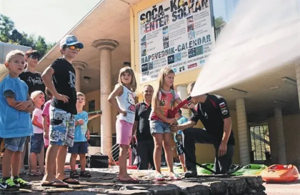 Na Soča Festu otrokom ni bilo dolgčas. Čas so si med drugim krajšali tudi z gašenjem reke ob pomoči gasilcev.