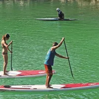 Na mirnem odseku reke so bile na voljo tudi brezplačne lekcije osnov “stoječega veslanja” oz. stand up paddlinga