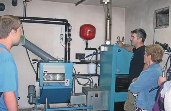 S cenovno ugodnejšimi energenti, kot so peleti in lesni sekanci, ki omogočajo tudi boljši izkoristek pri spreminjanju v energijo, bi gospodinjstva porabo pri ogrevanju več kot prepolovila, je prepričan Kristian Perlič iz Postojne (drugi z desne) 