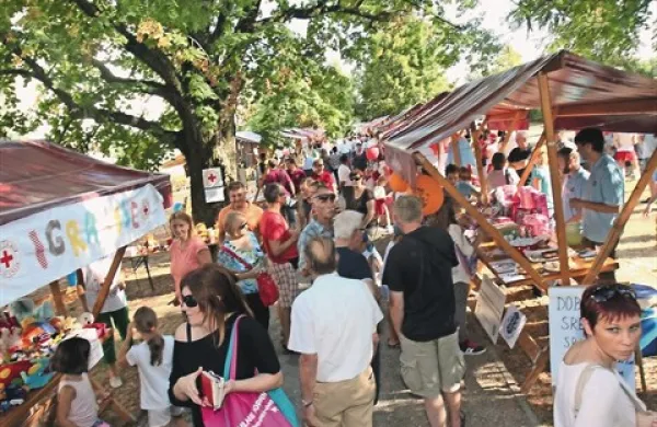 Letošnja predstavitev sežanskih društev, zavodov, zvez in klubov v parku Stari grad se je izkazala kot dobra poteza organizatorjev, saj je bil obisk množičen
