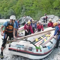Turisti  pomagajo pri prenašanju čolnov, med plovbo  je treba tudi močno zaveslati 