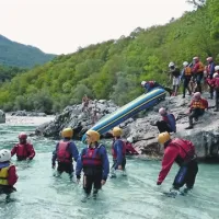 Na vmesnem postanku se v  Soči vsi okopajo, vodniki  poskrbijo  za dodatno zabavo s spuščanjem po gumenjaku