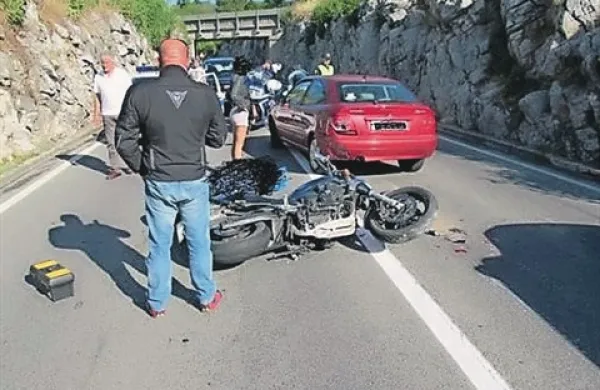 V trčenju osebnega avtomobila in motorja na glavni pri Kozini se je poškodovala motoristka