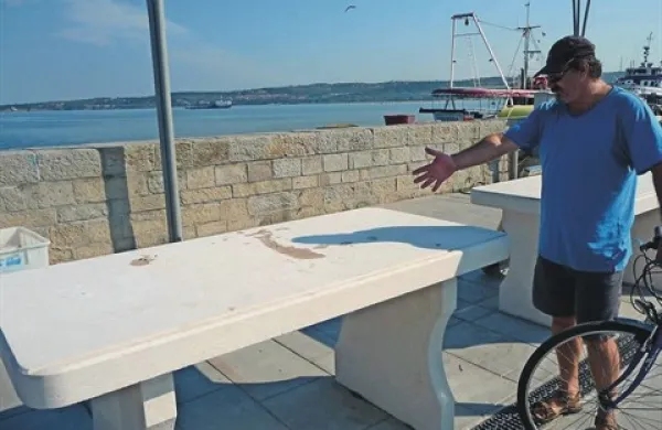 Grobo površino kamnitih miz  za prodajo rib bo težko  čistiti 