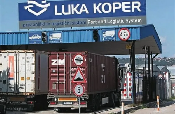 Nadzorniki Luke Koper so okrog 11. ure začeli sejo, na kateri bodo obravnavali kandidature za novega predsednika uprave