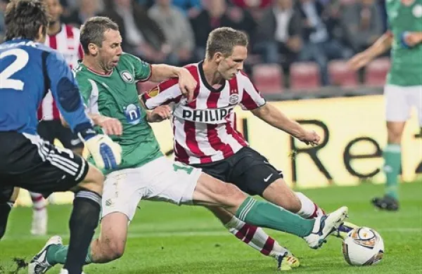 Tim Matavž (v rdeče belem dresu) bo jutri na San Siru eden od glavnih adutov PSV