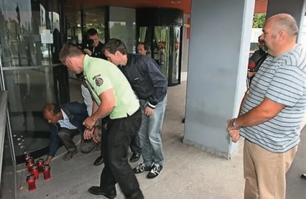 Delavci Kraškega zidarja so pred kratkim na sedežu podjetja simbolno prižgali svečke