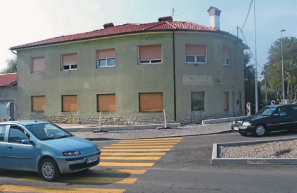 Spetičeva hiša je obdana s krožiščem, ki sega skoraj do vhodnih vrat. Po treh mesecih gradbenih del investitor obljubam navkljub še vedno ni uredil dohoda do hišnih vrat. 
