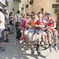 Tako kot nekoč se tudi današnji otroci   niso naveličali vožnje z vozom 