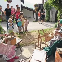Babice prenašajo tradicijo predelave volne na vnukinje