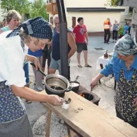 Po vsej vasi je dišalo po kavi iz sveže praženega zrnja