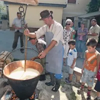 Mlekar Andrej je 60 litrov mleka spremenil v sir