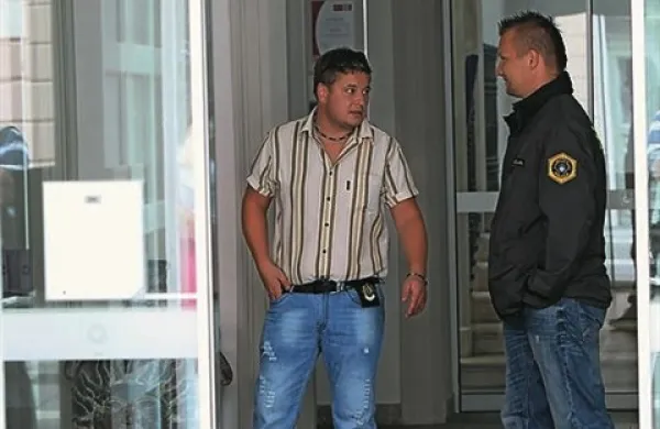Policisti in kriminalisti opravljajo hišne preiskave v prostorih koprske občine