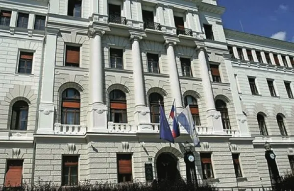 Ljubljansko okrožno sodišče je 35-letnega Deana Stanka spoznalo za krivega povzročitve prometne nesreče, v kateri sta umrli  19-letni dekleti, in ga obsodilo na osem let zapora
