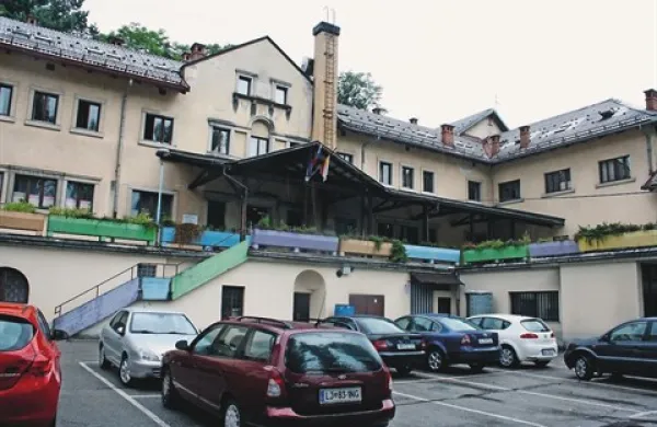 Občina o okrepitvi dejavnosti Centra idrijske dediščine razmišlja, ne pa tudi o njegovi selitvi iz potratne stavbe starega samostana
