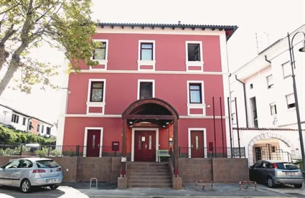Lično obnovljena hiša na naslovu Cankarjev drevored 8 trenutno ni namenjena stalnemu bivanju, pač pa v njej oddajajo turistične zmogljivosti - štiri apartmaje za štiri osebe ter sobi za dve osebi. Na telefonski številki, ki je te dni ni več najti na