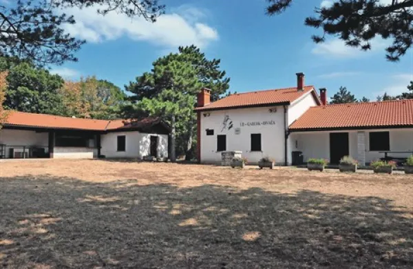 Lovski dom (v sredini) ima gradbeno dovoljenje, vsi ostali objekti pa so zgrajeni na črno