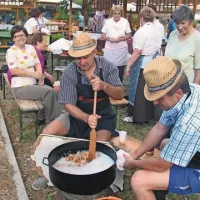 Cvrtje ocvirkov s pečenim krompirjem