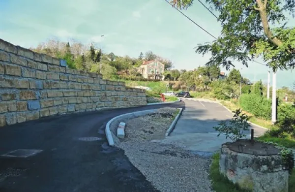 Zaradi zaokrožitve parcele družine Bangiev so lani prestavili dostopno pot, ki je, kot so opozarjali sosedje, postala ožja in nevarnejša