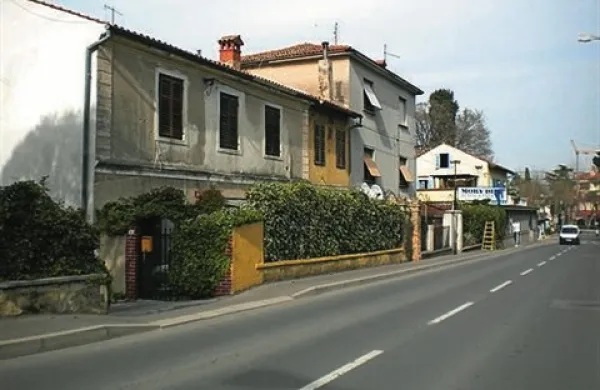 Storilca sta potem, ko sta okradla domačina, zbežala proti Dantejevi ulici, policisti nadaljujejo z zbiranjem obvestil