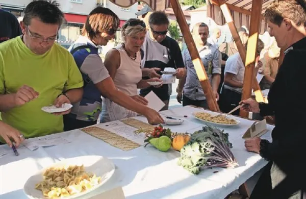 Najboljše idrijske žlikrofe gospodinj bodo, podobno kot lani, izbrali obiskovalci