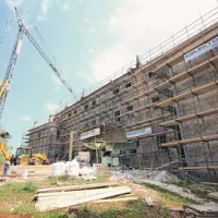  Gradbinci Kolektorja Kolinga in podizvajalci vilo obnavljajo od letošnjega maja, končali naj bi prihodnjo pomlad