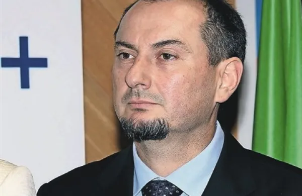 Mestna občina Koper je za ponedeljek sklicala izredno sejo občinskega sveta, na kateri bodo razpravljali o dogodkih, povezanih z imenovanjem Gašparja Gašparja Mišiča za predsednika uprave Luke Koper