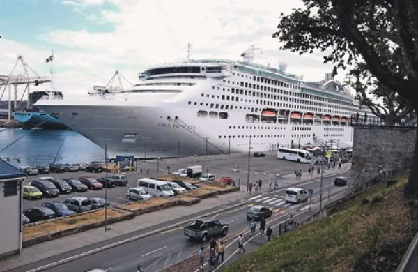 Koper je včeraj prvič obiskala  luksuzna, kar 266 metrov dolga potniška ladja Dawn Princess, ki so jo leta 1997 zgradili v bližnjem Tržiču
