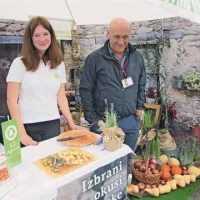 Istrsko sadje in zelenjavo iz integrirane pridelave   zadružnikov  Agrarie sta v Gornji Radgoni ponujala njen direktor Robert Fakin in Doroteja Žitnik  